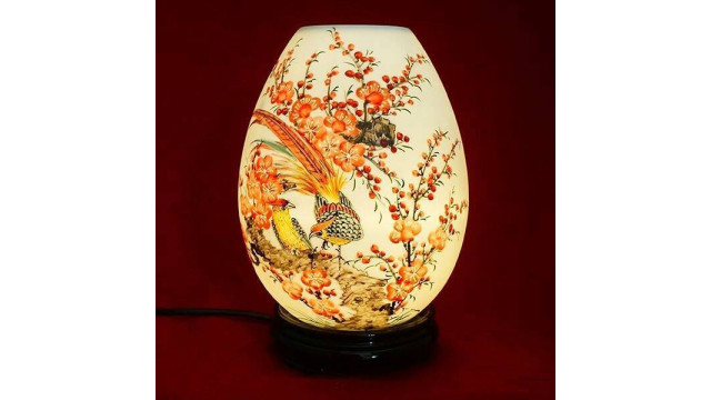 Chất cảm trong tranh chim trĩ qua 2 mẫu vẽ trên đèn xông tinh dầu